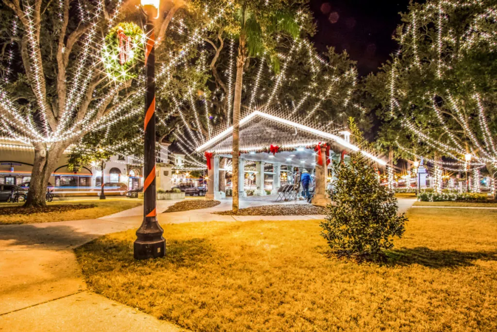 List of Christmas light displays in Florida. Includes Night of a Million Lights, Santa's Enchanted Forest, Sea of Trees, Nights of Lights, and more - by unofficialflorida.com.